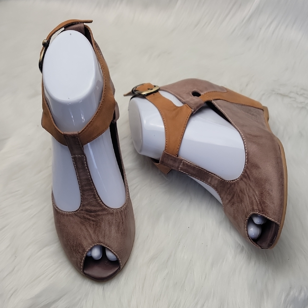 JEFFREY CAMPBELL | ANTHRO Hub City Retro Two-Tone Peep Toe T-Strap Wedge Heels